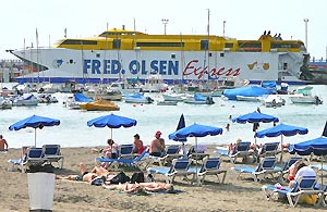 Het strand van Los Cristianos vlakbij de plaats waar de ferry boten aanmeren. (Foto Frank Catry)