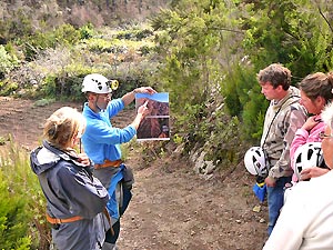 Boeiende uitleg over de omgeving en de natuur door de gids van de Cueva del Viento. (Foto Frank Catry 2009)