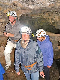 Als echte speologen op ontdelling in de lavatunnels. (Foto Frank Catry 2009)