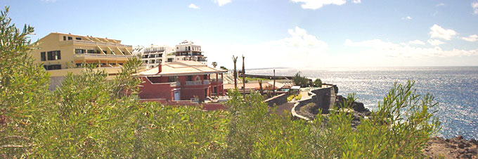 Casa Nele (geel) en Casa de Rita (terra) vlak aan zee. (Foto Frank Catry)