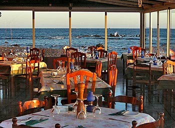 Enkele restaurants in Las Galletas bieden vol zeezicht. (Foto Frank Catry)