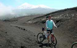 Een unieke ervaring tijdens uw vakantie op Tenerife. Mountain biken op de Teide. (Foto website www.tenerife-sport.com.)