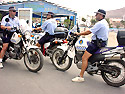 Bereden politie in korte broek op de dijk in Los Cristianos. (Foto Frank Catry)