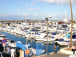 Luxejachten in het haventje Puerto Coln in Playa De Las Americas. (Foto Frank Catry)