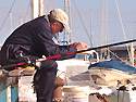 Lijnvissen in de haven van los Cristianos. (Foto Frank Catry)