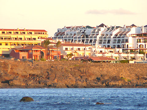 Casa Rita en Casa Nele gezien vanuit Las Galletas aan de Costa Del Silencio. (Foto Frank Catry)