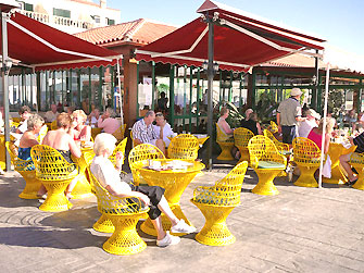 Voor een snack of zoetigheid kan men terecht op het zonnig terras vlak aan zee. (Foto Frank Catry)