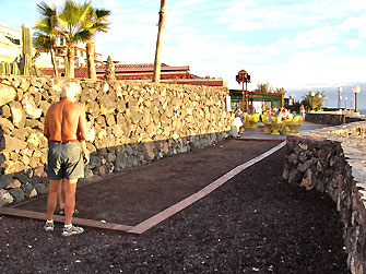 Jeux de boules in Tenerife!! Zolang de ballen maar niet in zee belanden. (Foto Frank Catry)
