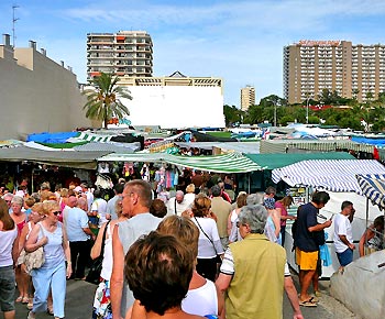 Zwarte markten in Tenerife. Op zondagvoormiddag kan je in Los Cristianos terecht. (Foto Frank Catry)